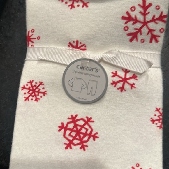 Carters 2 piece pajama set 
Snowflakes 
Size 6 months - Picture 2 of 4